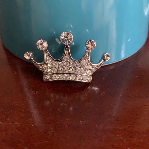 Queen brooch pin / necklace with Keep calm carry on cup - Picture 7 of 7